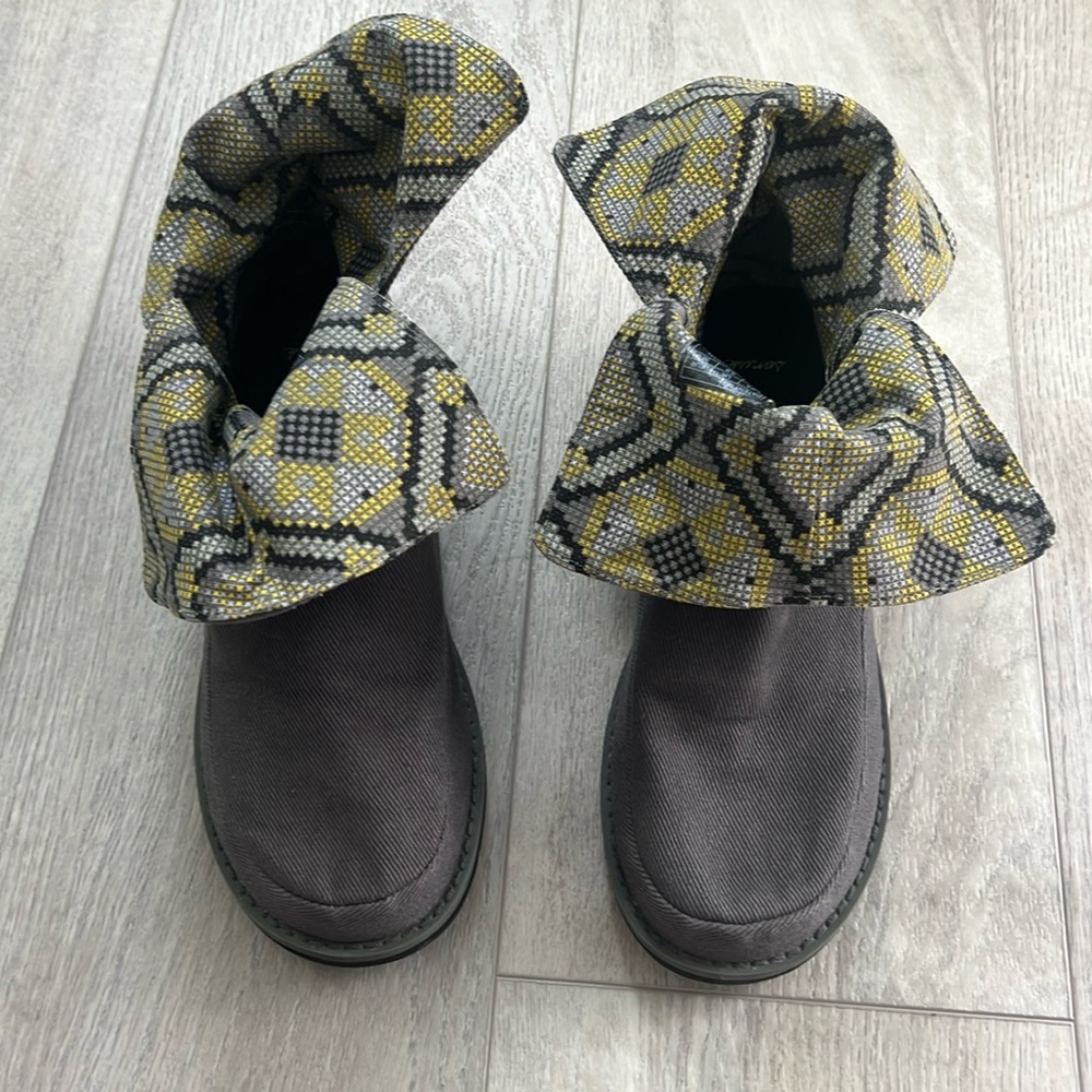 Sanuk boots